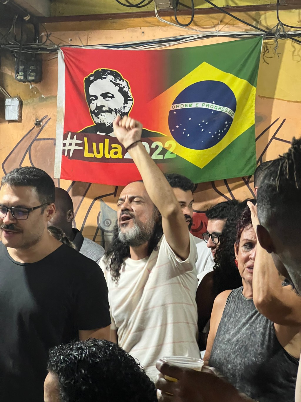 Saber com que pé dançar  : guia de noite&nbsp;carioca